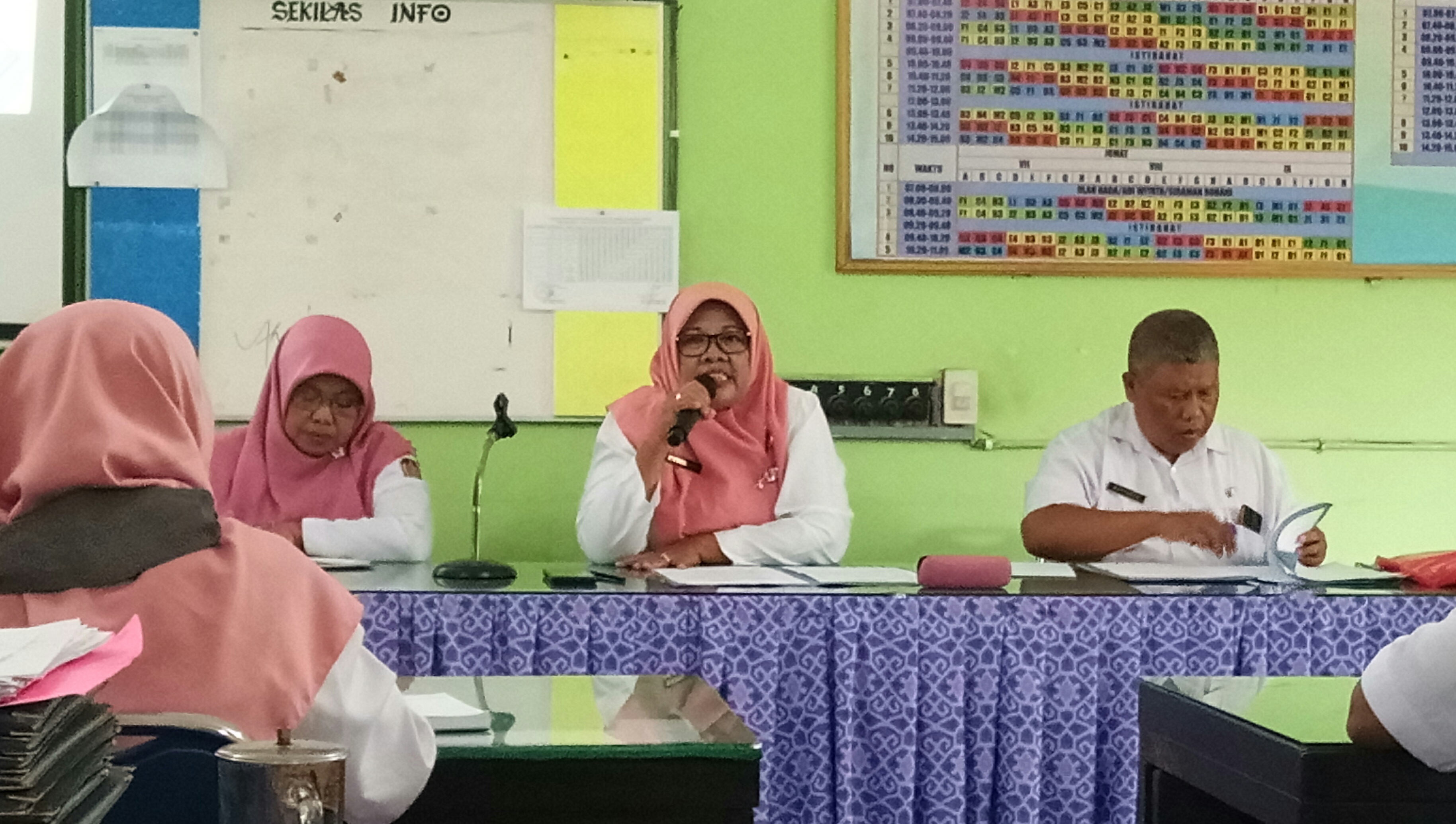 Kepala SMP Negeri 1 Jumantono Dalam Rapat Penegas Kelulusan Kelas IX Tahun Ajaran 2022/2023 (Sumber foto: Dok. Sekolah)