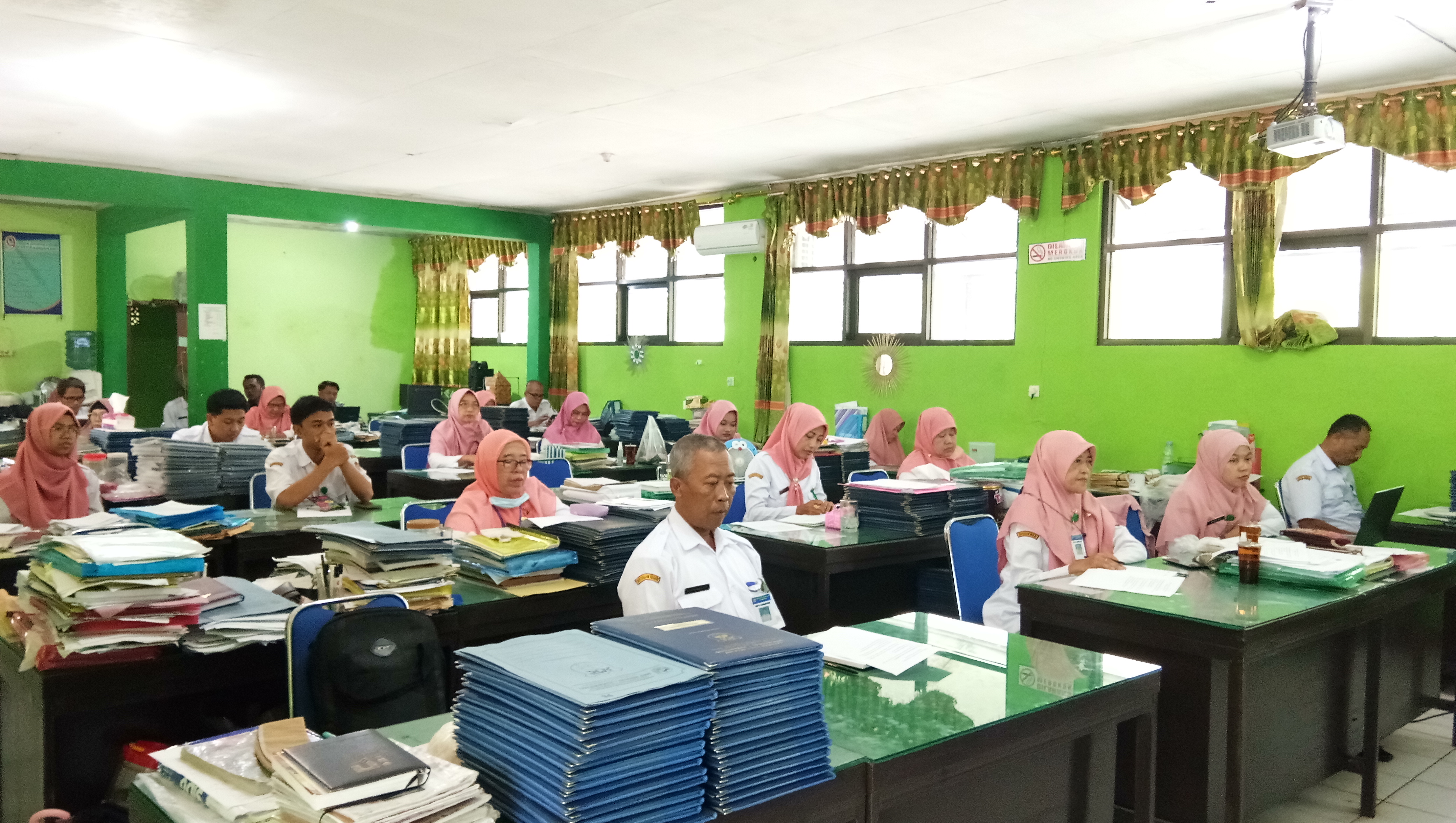 Seluruh Tenaga Pendidik SMP N 1 Jumantono Menghadiri Rapat Penegas Kelulusan Siswa/i Kelas IX Tahun Ajaran 2022/2023 (Sumber foto: Dok. Sekolah)